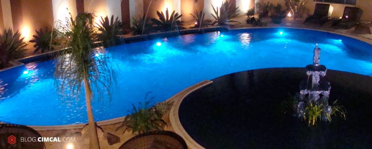 Aproveite sua piscina mesmo a noite, invista em iluminação